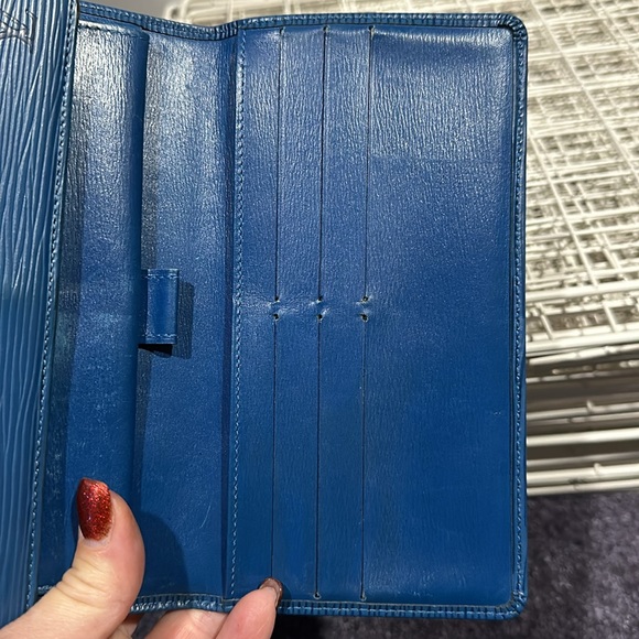 Luis Vuitton Cyan Blue Epi tri fold wallet. - Picture 14 of 17